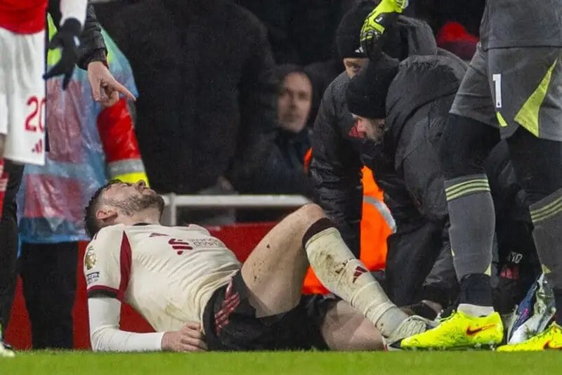 LONDON ENGLAND - Thursday January 8 2026 Liverpool039s Conor Bradley receives treatment during the FA Premier League match between Arsenal FC and Liverpool FC at the Emirates Stadium Photo by David RawcliffePropaganda